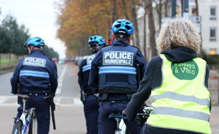 Des policiers municipaux ont patrouillé à vélo lundi 20 novembre pour verbaliser les véhicules stationnés sur des trottoirs ou bandes cyclables.
