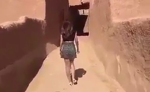 Une mannequin a publié une vidéo la montrant marchant en minijupe dans le fort historique du village saoudien d'Ushayqir