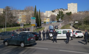 Marseille le 09 FEVRIER 2015. Les forces de l'ordre investissent la cité de la Castellane après des tirs d'armes automatiques lundi matin.