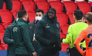 Demba Ba s'explique avec l'arbitre incriminé au Parc des Princes, le 9 décembre 2020.