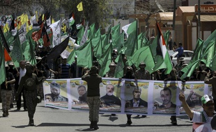 Des combattants masqués des brigades Izzedine al-Qassam, la branche militaire du Hamas lors d’une manifestation, le 17 avril 2017, demandant la libération de Palestiniens détenus dans des prisons en Israël.