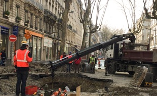 Lyon, le 14 mars 2016. La rupture d'une canalisation d'eau a provoqué un énorme cratère avenue de Saxe dans la nuit de samedi à dimanche. plusieurs jours de travaux seront nécessaires pour rétablir la circulation.