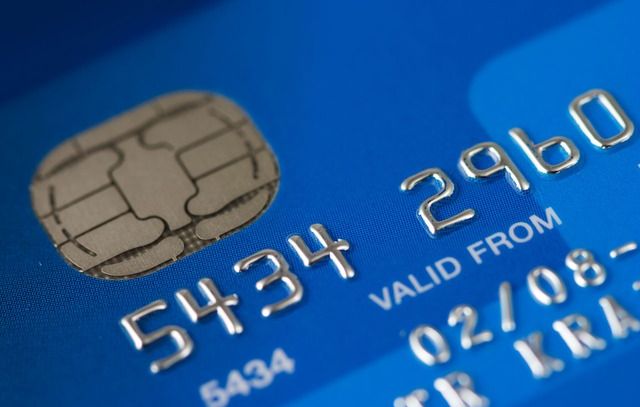 Les victimes sont invitées à découper la puce de la carte bleue et à la confier à un prétendu agent de La Poste. (Photo d'illustration)