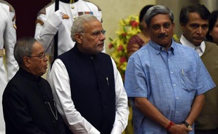 Le Premier ministre indien Narendra Modi (c) aux côtés du président de la République Pranab Mukherjee (g) lors de la cérémonie d'investiture du nouveau gouvernement à New Delhi le 9 novembre 2014