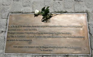 Plaque en bronze rappelant le passé négrier de Bordeaux, sur les quais de la ville.