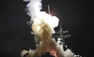 Un missile de croisière Tomahawk est tiré vers la Libye depuis le destroyer américain USS Barry naviguant en Méditerranée le 19 mars 2011.