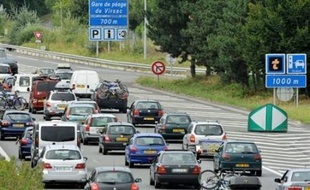 Quelque 221 kilomètres de bouchons cumulés étaient enregistrés samedi après-midi en France pour le dernier week-end avant la rentrée scolaire, a indiqué le Centre national d'information routière (CNIR) dans un communiqué.
