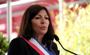 Anne Hidalgo dans ce qui ressemble à une fôret.
