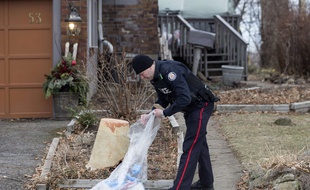 Un policier enquête dans le jardin d'une maison où Bruce Mc Arthur, jardinier-paysagiste de Toronto, accusé du meurtre de 6 homosexuels, travaillait.