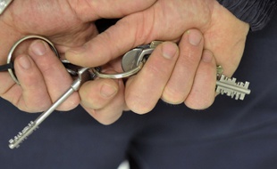L'un des deux cambrioleurs présumés est parti en prison... (photo d'illustration)