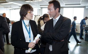La première femme à la tête d'une usine Airbus exerce dans l'établissement historique de Toulouse Saint-Eloi: Marie-Laure Roux n'est ni blasée, car consciente de la rareté des femmes au sommet, ni une guerrière en lutte contre le machisme, car elle ne l'a "pas ressenti".