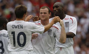 Sol Campbell (à droite), sous la maillot de l'Angleterre en 2008
