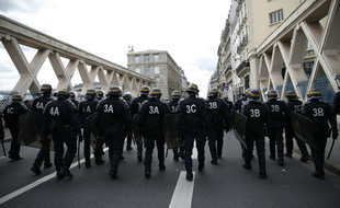 Des policiers et CRS déployés à Paris lors des manifestations du 14 avril contre la Loi Travail.