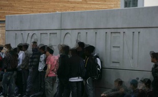Devant l'entrée du lycée toulousain Gallieni.