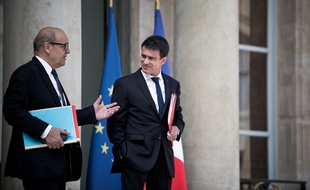 Jean-Yves Le Drian et Manuel Valls n'auront droit qu'à des vacances partielles cet été.