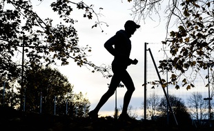Un joggeur, à Paris le 14 novembre 2020.