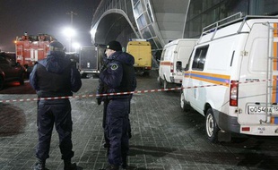 Des gardes se sont positionnés devant l'aéroport après l'attentat qui a fait plus d'une trentaine de morts le 24 janvier 2011.