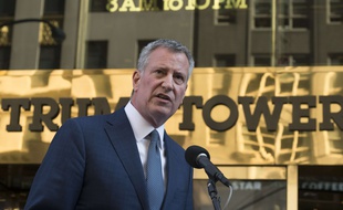 Le maire de New York Bill de Blasio tient une conférence de presse devant la Trump Tower après sa rencontre avec le futur président des Etats-Unis, le 16 novembre 2016.