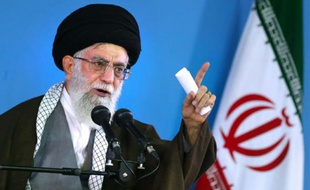 Photo officielle datant du 6 mai 2015 de l'ayatollah Ali Khamenei, à Téhéran