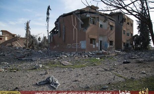 Photo postée sur des sites jihadistes le 6 février 2015 par la branche Raqa du groupe EI montrant un bâtiment détruit à Raqa, en Syrie