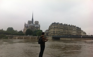 Boris, 16 ans, attendant patiemment qu'un silure morde son leurre.