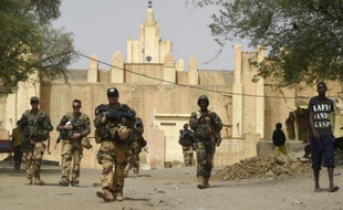 Des soldats français en patrouille à Goundam, à l'est de Tombouctou, le 4 juin 2015 au Mali