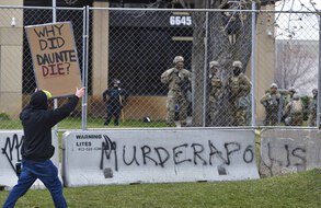 Un manifestant à Brooklyn Center, près de Minneapolis.