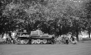 Des badauds découvrent un char panther abandonné par les Allemands sur les quais de la Seine, entre le Pont Neuf et le Pont Notre-Dame, aux alentours du 19 août, quelques jours avant la Libération de Paris, le 25 août 1944