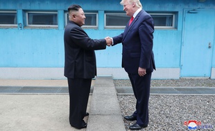 Poignée de mains entre Kim Jong-un et Donald Trump à la frontière qui sépare les deux Corées, le 30 juin 2019.