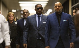 Le chanteur R.Kelly à son arrivée au tribunal, le 6 mars 2019 à Chicago.