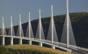 Le viaduc de Millau est protégé par le nouvel amendement des sénateurs sur la liberté de panorama.