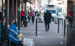 Une personne sans-abri sur un trottoir, le 22 février 2019, à Paris (12e).