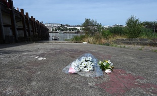 Un bouquet de fleurs en hommage à Steve Maia Caniço, dont le corps a été retrouvé en Loire à Nantes