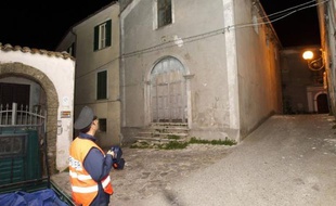 Un séisme de magnitude 5 a frappé dans la nuit de jeudi à vendredi une zone faiblement peuplée aux confins de la Basilicate et de la Calabre (sud de l'Italie), provoquant la mort par infarctus d'un homme de 84 ans et des dégâts matériels.