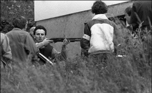 Le 29 mars 1985, M. Villemin avait tué M. Laroche d'un coup de fusil, sous les yeux de son épouse. Le père du petit Grégory, avait été condamné en décembre 1993 par la cour d'assises de Dijon à 5 ans de prison, dont un avec sursis.