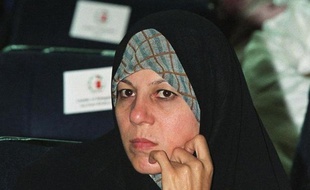 Faezeh Hachemi, la fille de l'ancien président Akbar Hachemi Rafsandjani, a été convoqué samedi devant le tribunal de Téhéran pour "propagande contre le régime de la République islamique", a déclaré son avocat cité dimanche par le quotidien réformateur Arman.