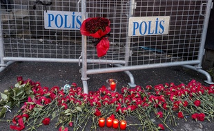 Des fleurs déposées devant la discothèque Reina où un homme a ouvert le feu pendant les célébrations du Nouvel An à Istanbul (Turquie). Le dernier bilan fait état de 39 morts et 65 victimes.