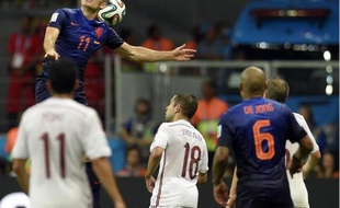 Le match Espagne-Pays Bas avec une action de l'attaquant néerlandais Arjen Robben (g), le 13 juin 2014