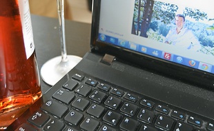 L'argent collecté sur le site sert au vigneron à développer son activité.
