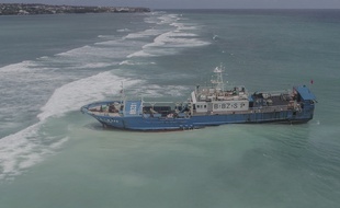 L'inspection du chalutier échoué près de la capitale mauricienne Port-Louis, avec 130 tonnes de fioul à son bord, va commencer sous peu afin de détecter d'éventuelles fuites.