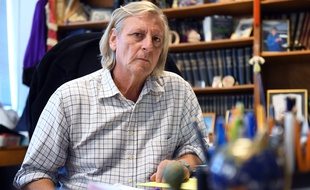 Didier Raoult, ici en 2014 dans son bureau à la faculté de Marseille.