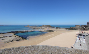 Une plage de Saint-Malo, photographiée depuis les remparts.