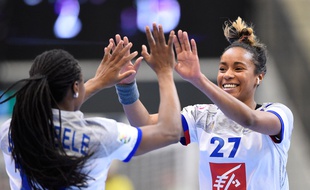 Les Françaises sont qualifiées pour le deuxième tour de l'Euro après leur victoire contre l'Allemagne le 6 décembre 2016.