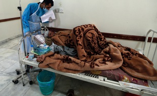 Un Yéménite qui présente les symptômes de la malaria reçoit des traitements dans un hôpital de Sanaa.