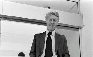 Jean-Claude Decaux, l'inventeur de l'abribus financé par la publicité et fondateur du groupe d'affichage publicitaire JCDecaux, le 21 septembre 1978 à Plaisir-Sainte-Appoline près de Paris