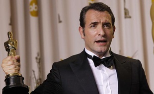 Jean Dujardin pose avec son Oscar à Los Angeles, le 26 février 2012.