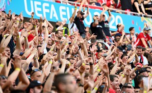 Des supporters dans un stade plein à l'Euro, probable source de contamination