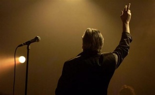 Alain Bashung, l'un des chanteurs les plus importants de la scène musicale française, est mort samedi à 61 ans des suites d'un cancer du poumon, deux semaines après avoir triomphé aux Victoires de la musique.