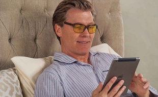 En voyage d'affaires, Patrick aime bien regarder un petit porno avant de se coucher.