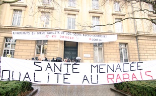 Le centre de soins dentaires de Rennes est bloqué par des étudiants dentistes en grève. Le 15 février 2017.